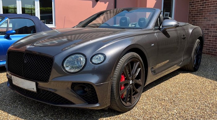 2022 Bentley GTC Mulliner Right Hand Steering with only 2,500 miles US$ 380,000 on the road Cayman, Islas Caimán